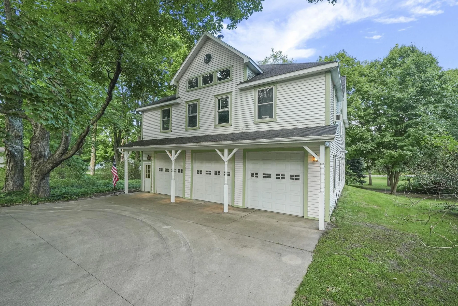 Detached carriage house and garage