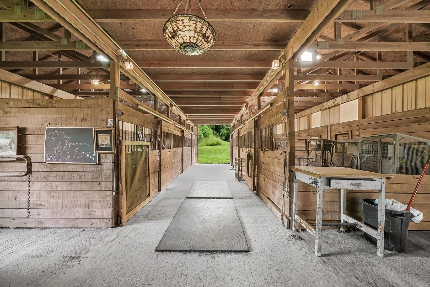 Stable aisle and stalls